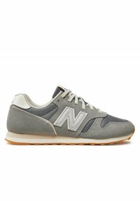 Scarpa sportiva grigia caratterizzata da materiali in suede e mesh, un logo bianco, design con lacci e suola in gomma con un accento arancione chiaro.