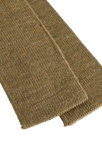 Tofarvede tekstilstrimler i jordnære brune nuancer, med et strikkemønster, der har synlige fibre og rene, lige kanter.