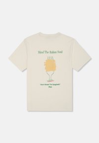 Camiseta de algodón color crema con un diseño gráfico que muestra un tenedor y espaguetis. El texto dice "Cuidado con el alma italiana" arriba y "¡No rompas los espaguetis!" abajo.