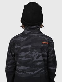 Person in einer schwarz-grau camouflagierten Jacke mit einem orangefarbenen "BRUNO"-Logo auf dem oberen Rücken und einer schwarzen Strickmütze, der von hinten zu sehen ist.