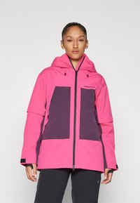 Giacca impermeabile rosa e viola con cappuccio, caratterizzata da ampi pannelli a blocchi di colore, chiusura con zip e polsini regolabili. Tessuto liscio.