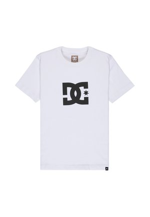 Weißes T-Shirt mit kurzen Ärmeln, großem schwarzem DC-Logo und Stern in der Mitte auf der Brust, dargestellt auf weißem Hintergrund.