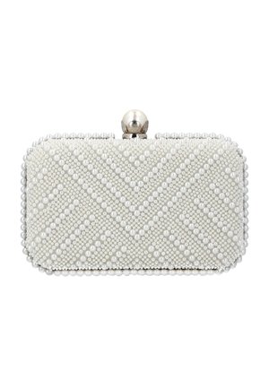 Pochette rectangulaire blanche recouverte de perles nacrées petites et moyennes avec un fermoir en forme de perle argenté sur le dessus.