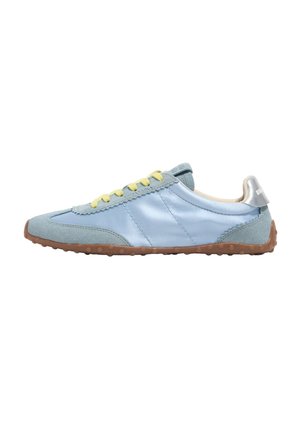 Sneaker azzurro chiaro con tomaia in suede, suola in gomma e lacci gialli. Presenta una finitura liscia, texture a contrasto e un accento sul tallone grigio.