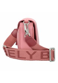 Bolso cruzado de piel rosa con un acabado texturizado, que presenta un cierre de metal plateado y una amplia correa trenzada con la inscripción "ELY".