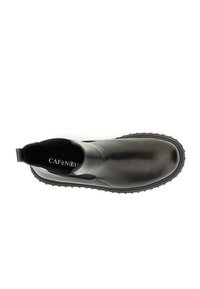 Stivale Chelsea in pelle nera con pannelli laterali elastici, punta arrotondata e soletta con logo, mostrato dall'alto su sfondo bianco.