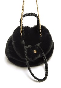 Borsa a mano in pelliccia nera con forma rotonda, dotata di manici intrecciati neri e un accento in catena dorata. Chiusura sicura con un bottone decorativo.