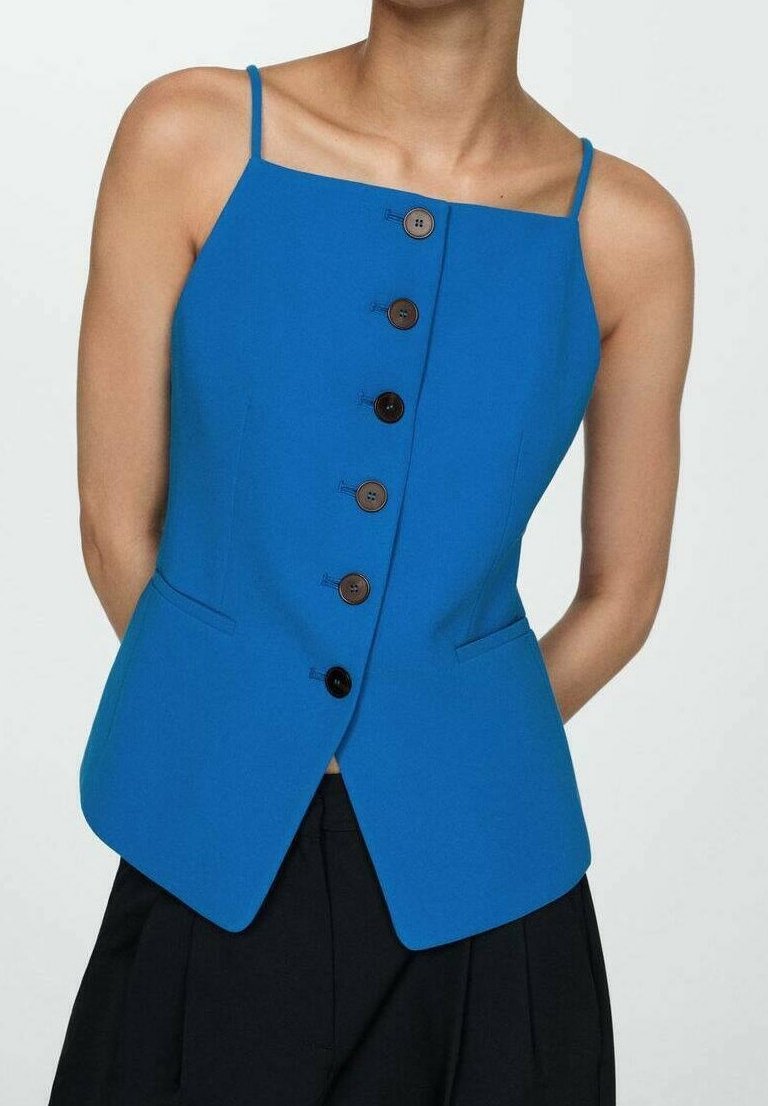 Niebieski top bez rękawów z kwadratowym dekoltem, ozdobiony brązowymi guzikami na przodzie, dopasowany fason, z bocznymi kieszeniami. Gładka tekstura.