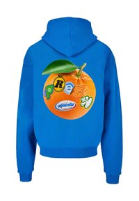 Sudadera azul con un gran gráfico naranja que presenta una hoja y múltiples logotipos coloridos. Tejido suave con un ajuste relajado y puños acanalados.