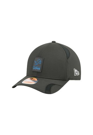 Dunkelgraue Kappe mit strukturiertem Design, ausgestattet mit einem blauen Detroit Lions Logo-Patch und Mesh-Seitenpaneelen für Atmungsaktivität.