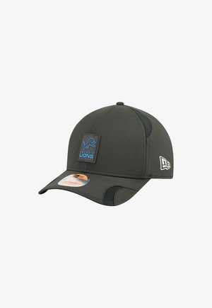 Dunkelgraue Kappe mit strukturiertem Design, ausgestattet mit einem blauen Detroit Lions Logo-Patch und Mesh-Seitenpaneelen für Atmungsaktivität.
