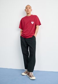Carhartt WIP AMOUR POCKET - Triko s potiskem - tuscany/white