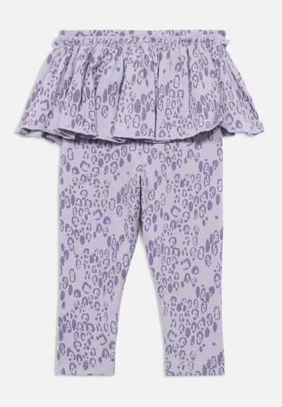 Conjunto de duas peças lilás com um top com volantes e decote elástico, combinado com leggings com um estampado de leopardo numa tonalidade mais escura de lilás.