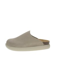 Scarpe slip-on color taupe con tomaia in morbido suede, punta arrotondata, design minimalista con ritagli e un accento in sughero testurizzato a contrasto sul tallone.