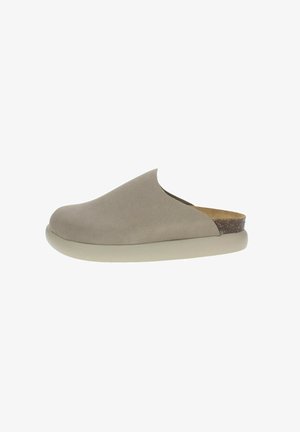 Scarpe slip-on color taupe con tomaia in morbido suede, punta arrotondata, design minimalista con ritagli e un accento in sughero testurizzato a contrasto sul tallone.