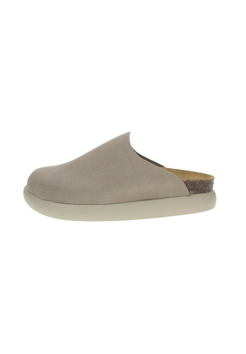 Scarpe slip-on color taupe con tomaia in morbido suede, punta arrotondata, design minimalista con ritagli e un accento in sughero testurizzato a contrasto sul tallone.