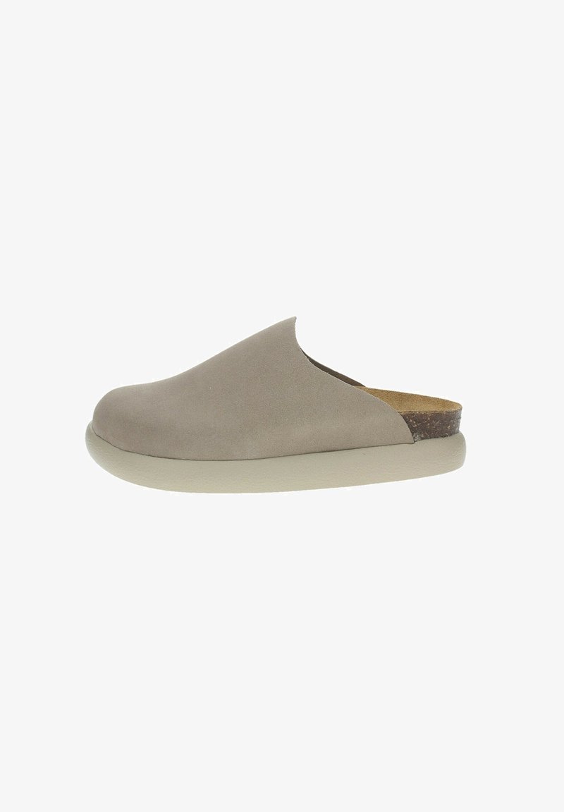 Scarpe slip-on color taupe con tomaia in morbido suede, punta arrotondata, design minimalista con ritagli e un accento in sughero testurizzato a contrasto sul tallone.