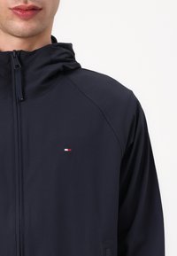 Tommy Hilfiger TECH HOODED JACKET - Chaqueta de entretiempo - desert sky