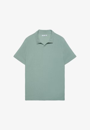 Polo a maniche corte verde chiaro con trama, colletto e scollo a V con intaglio, taglia XL, distesa su sfondo bianco.