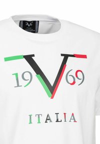 Weißes Baumwoll-T-Shirt mit einem grafischen Design, das die Buchstaben "V69" in den Farben Grün, Rot und Schwarz zeigt, sowie "ITALIA" am unteren Rand.