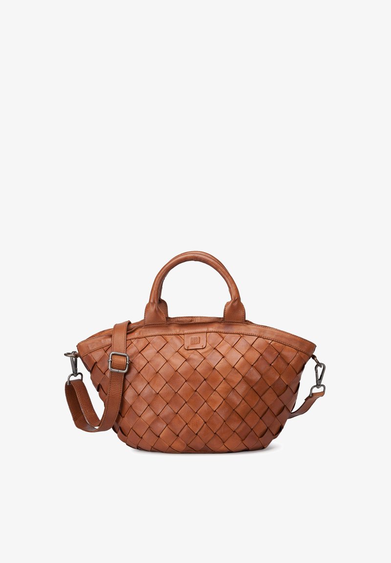Sac en cuir tressé de couleur marron riche. Présente une forme structurée, deux poignées supérieures, une bandoulière amovible et un accent de logo.