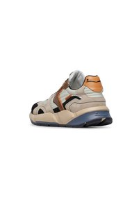 Sneaker multicolore caratterizzato da una combinazione di materiali scamosciati e mesh, con una forma arrotondata, una suola spessa e accenti a contrasto in marrone e arancione.