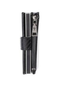 Cartera negra con acabado texturizado, equipada con una cremallera plateada, detalles a rayas en blanco y negro, y una forma rectangular y elegante.