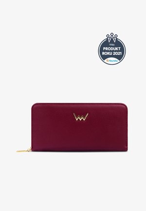 Burgundy leather zip-around wallet with gold "W" logo centered, and a 2021 product award badge in the top right corner.