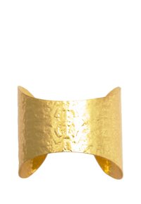 Široki narukvica od teksturiranog zlatnog metala, s neuređenom, kovanjem obradom i glatkom unutrašnjosti za udobnost.