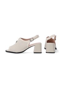 Beige slingback boty s perforovaným designem, otevřenou špičkou a čtveratým blokovým podpatkem. Obsahují detail z přezky na pásku.