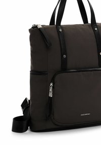 Sac fourre-tout en nylon noir avec des accents en cuir, forme rectangulaire, poche zippée à l'avant, doubles poignées supérieures et une sangle d'épaule réglable. Détails en metal.