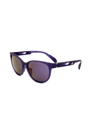 Occhiali da sole Adidas viola con lenti scure e montatura avvolgente su sfondo bianco.