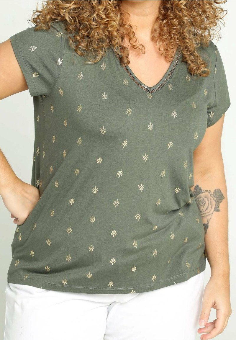 Olivengrøn kortærmet t-shirt med guldblad-mønstre, V-hals udsmykket med en dekorativ kant, blødt stof, afslappet pasform.