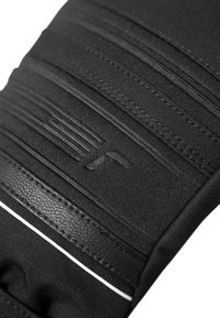 Gant en noir avec un tissu texturé à rayures parallèles, un accent en cuir lisse, et une bande blanche horizontale le long du bord.