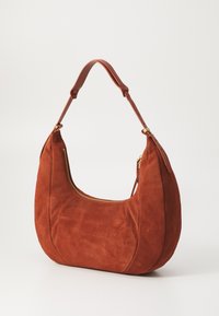 Šviesiai rudų suede hobo tipo rankinė, su užtrauktuku, dviem viršutiniais rankenomis ir lygiu paviršiumi; puošia auksiniai akcentai.
