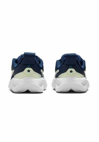 Zapatillas deportivas en color marino y verde claro con una parte superior de punto texturizado, suela blanca y una lengüeta en el talón de contraste. Presentan un diseño sin cordones.