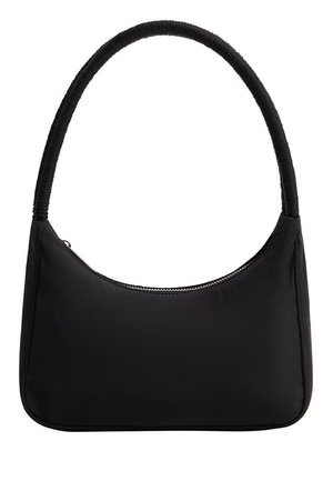 Bolso negro de hombro con cremallera curva superior y asa de tela acolchada, textura suave, diseño minimalista.