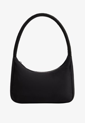Bolso negro de hombro con cremallera curva superior y asa de tela acolchada, textura suave, diseño minimalista.