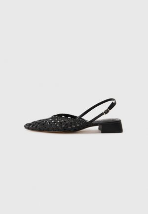 Černá tkaná slingback obuv s špičatou špičkou, plochým blokovým podpatkem a tenkým nastavitelným páskem. Má texturovaný povrch a otevřený design.