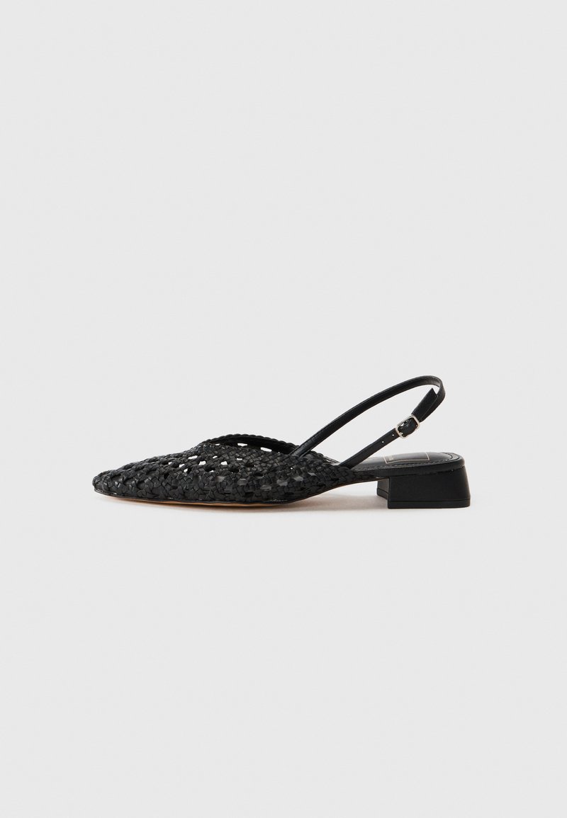 Fekete szőtt slingback cipő hegyes orral, lapos blokk sarkal és vékony állítható pánttal. Texturált felülettel és nyitott kialakítással rendelkezik.