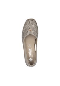 Chaussure en cuir beige avec un design perforé, bout en amande et côtés ouverts. Équipée d'une semelle plate et du logo "rieker Antistress".