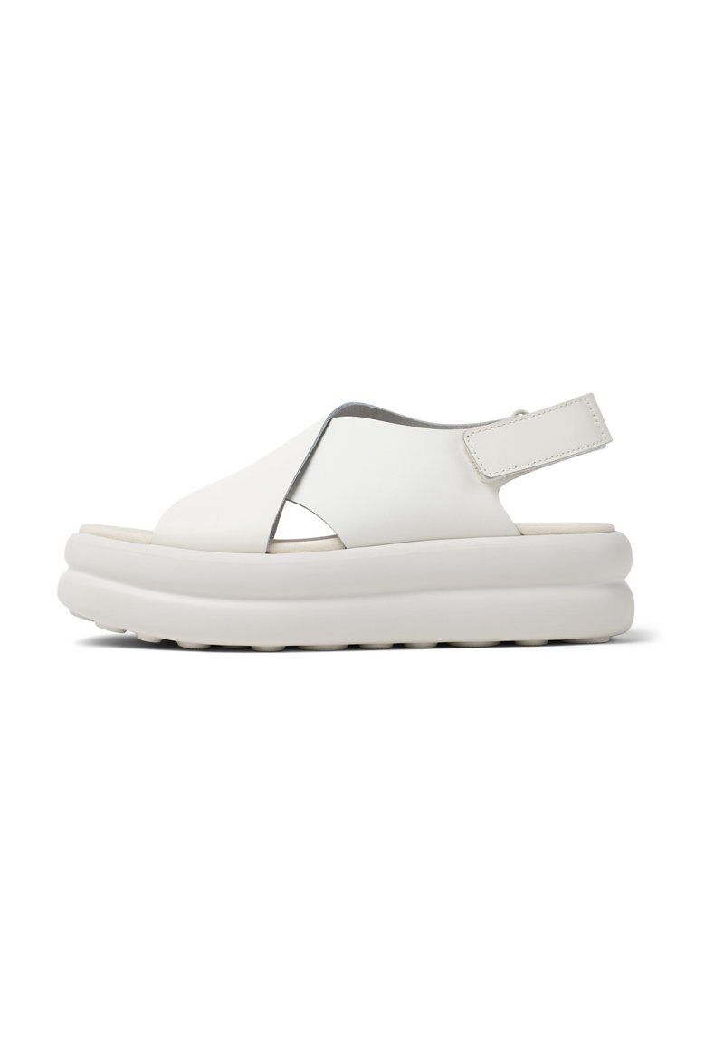 Sandali platform bianchi realizzati in pelle liscia, con punta aperta, design incrociato e una fascia regolabile sul tallone.