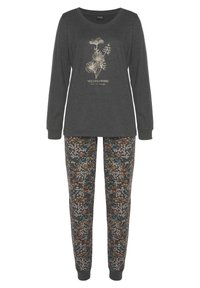 Top gris de manga larga con un diseño floral y el texto "WILDFLOWERS". Combinado con pantalones estampados de varios colores con puños en los tobillos.