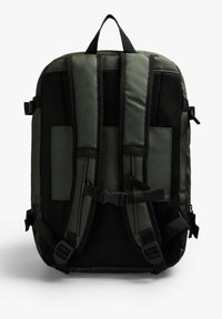 Mochila con un exterior de tela de color verde oscuro, correas acolchadas de malla, múltiples hebillas ajustables y un respaldo plano para mayor comodidad y apoyo.