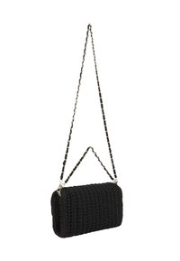 Borsa a tracolla nera in maglia con forma rettangolare, dotata di una tracolla in catena argentata e superficie texturizzata. I dettagli includono una lavorazione intrecciata.
