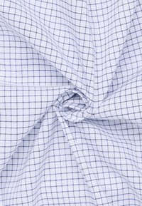 Tessuto bianco con un piccolo motivo a quadretti blu, caratterizzato da una texture liscia e una caduta morbida, disposto in pieghe.