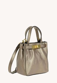 Petit sac à main en cuir doré métallique avec deux poignées courtes, une longue bandoulière amovible et un fermoir à tourniquet doré à l'avant.
