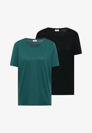 Deux t-shirts unis à manches courtes et col rond, un bleu sarcelle à l'avant et un noir à l'arrière, tous deux avec de petites étiquettes blanches au niveau du col.