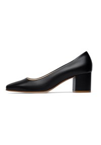 Escarpin en cuir noir avec un bout pointu, un décollet�é peu profond et un talon rectangulaire épais. Fini texturé avec des accents minimalistes, surface lisse.