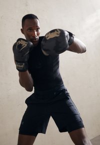 VENUM IMPACT BOXING GLOVES UNISEX - Boksehansker - dark camo/sand